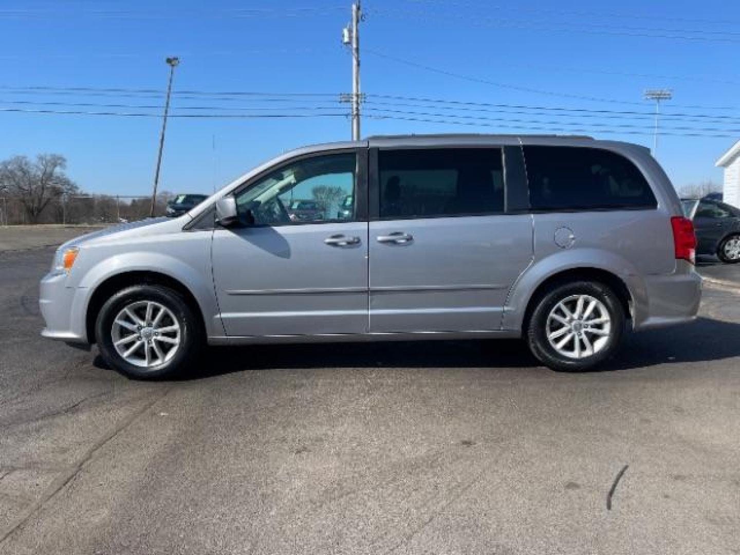 2015 Billet Silver Metallic CC Dodge Grand Caravan SXT (2C4RDGCG7FR) with an 3.6L V6 DOHC 24V engine, 6-Speed Automatic transmission, located at 4508 South Dixie Dr, Moraine, OH, 45439, (937) 908-9800, 39.690136, -84.216438 - Photo#4