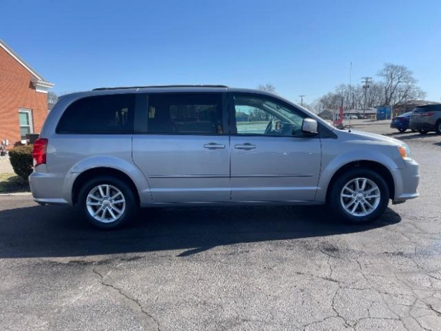 2015 Billet Silver Metallic CC Dodge Grand Caravan SXT (2C4RDGCG7FR) with an 3.6L V6 DOHC 24V engine, 6-Speed Automatic transmission, located at 4508 South Dixie Dr, Moraine, OH, 45439, (937) 908-9800, 39.690136, -84.216438 - Photo#5