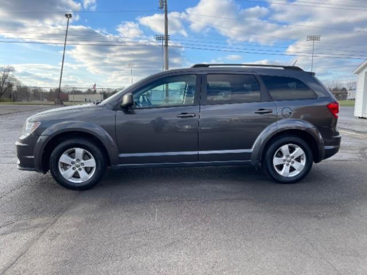 2015 Granite Crystal Met CC Dodge Journey SE (3C4PDCAB9FT) with an 2.4L L4 DOHC 16V engine, 4-Speed Automatic transmission, located at 1230 East Main St, Xenia, OH, 45385, (937) 908-9800, 39.687321, -83.910294 - Photo#4