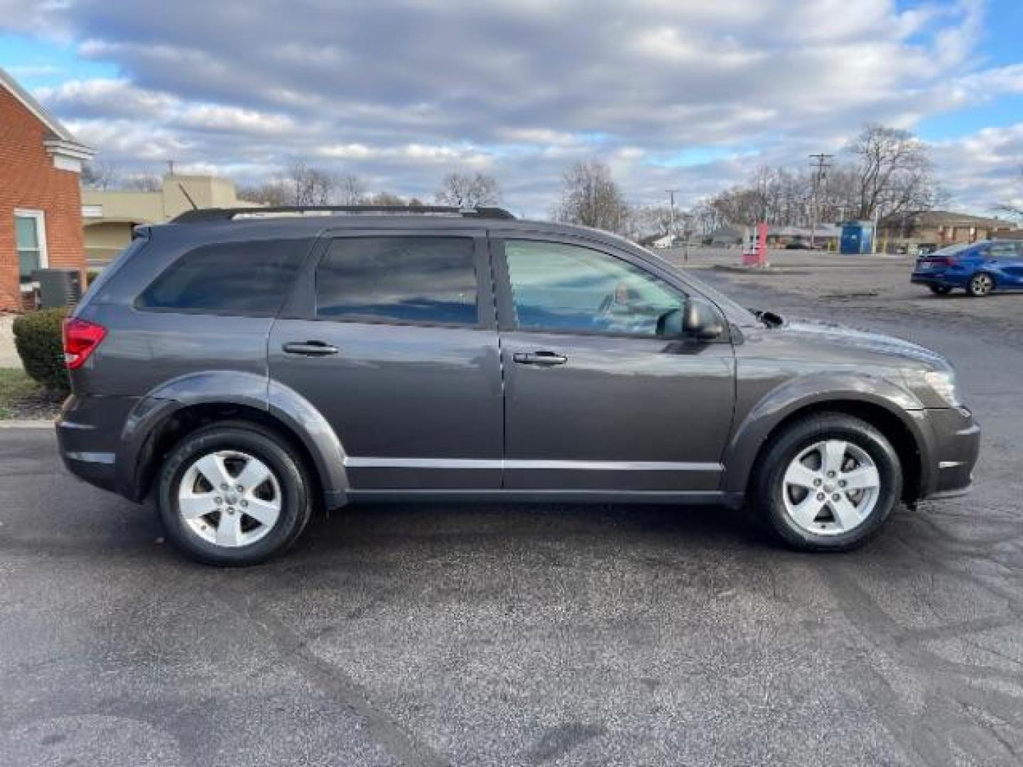 2015 Granite Crystal Met CC Dodge Journey SE (3C4PDCAB9FT) with an 2.4L L4 DOHC 16V engine, 4-Speed Automatic transmission, located at 1230 East Main St, Xenia, OH, 45385, (937) 908-9800, 39.687321, -83.910294 - Photo#5