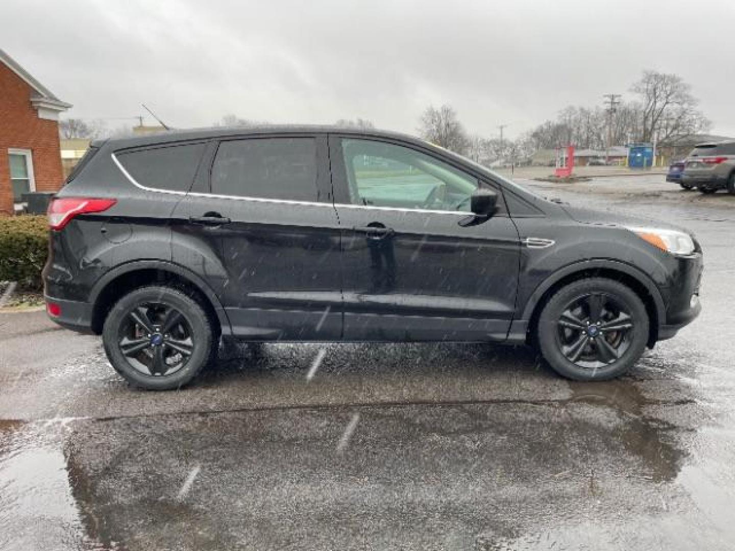 2015 Tuxedo Black Metallic Ford Escape SE FWD (1FMCU0G78FU) with an 2.5L L4 DOHC 16V engine, 6-Speed Automatic transmission, located at 1230 East Main St, Xenia, OH, 45385, (937) 908-9800, 39.687321, -83.910294 - Photo#3