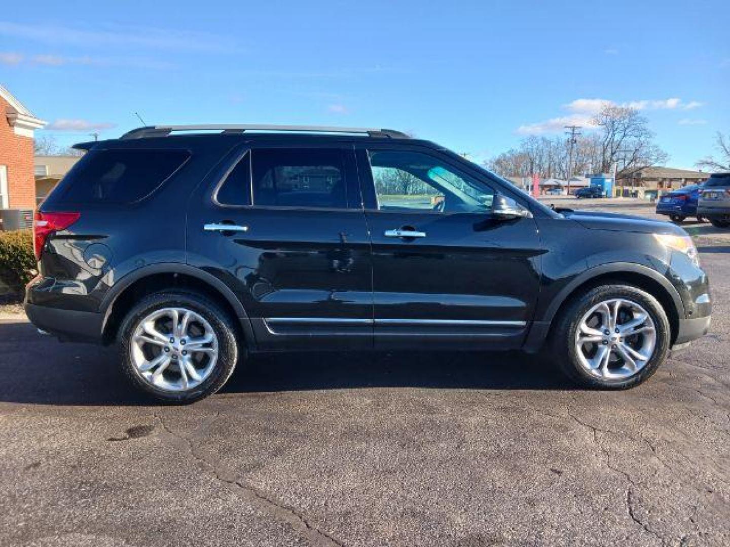 2015 Tuxedo Black Metallic Ford Explorer Limited 4WD (1FM5K8F84FG) with an 3.5L V6 DOHC 24V engine, 6-Speed Automatic transmission, located at 880 E. National Road, Vandalia, OH, 45377, (937) 908-9800, 39.892189, -84.181015 - Photo#4