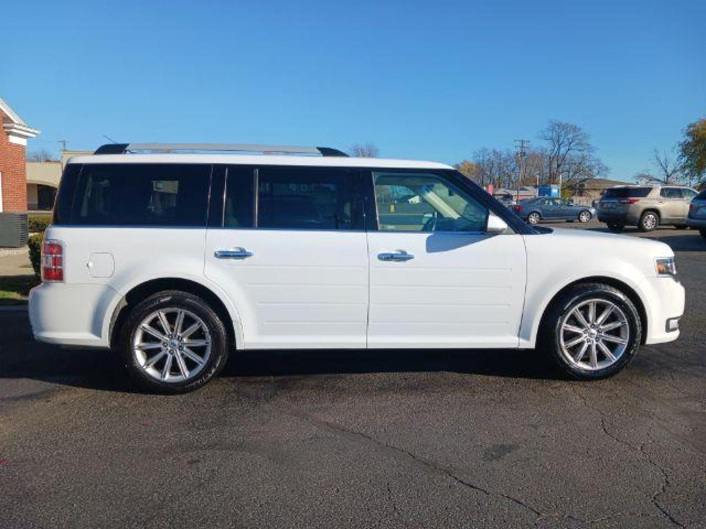 2015 White Platinum Metallic Tri-Coat Ford Flex Limited AWD (2FMHK6D84FB) with an 3.5L V6 DOHC 24V engine, 6-Speed Automatic Overdrive transmission, located at 1230 East Main St, Xenia, OH, 45385, (937) 908-9800, 39.687321, -83.910294 - Photo#4