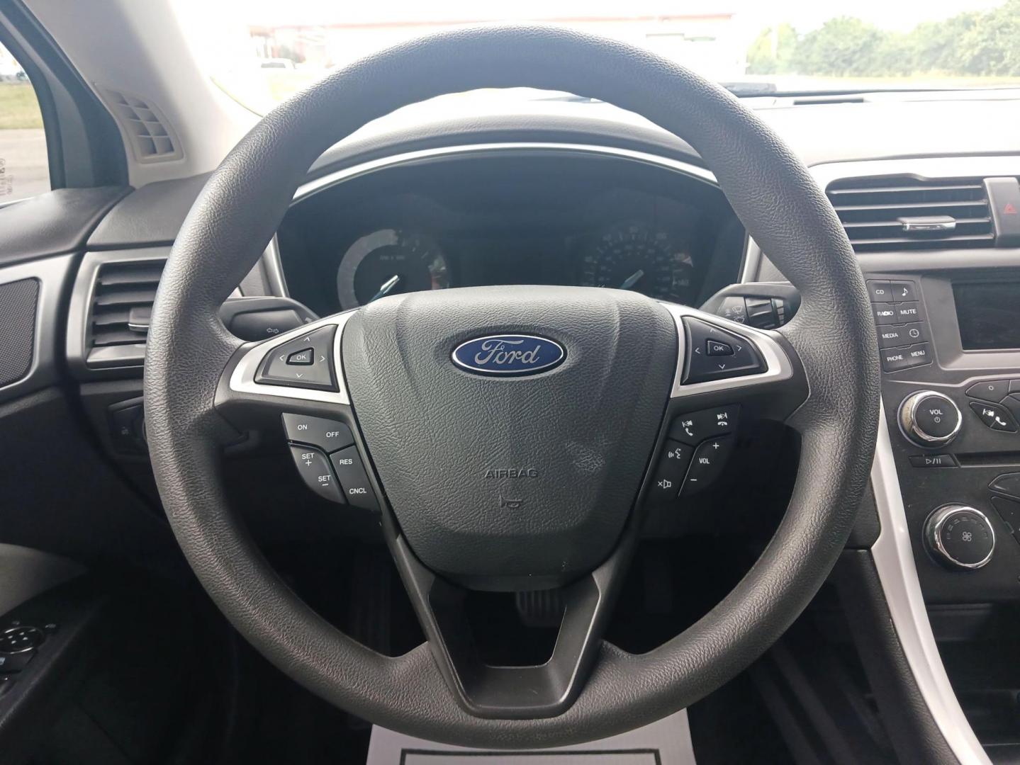 2015 Oxford White Ford Fusion (1FA6P0G71F5) with an 2.5L L4 DOHC 16V engine, 6-Speed Automatic transmission, located at 880 E. National Road, Vandalia, OH, 45377, (937) 908-9800, 39.892189, -84.181015 - Photo#15