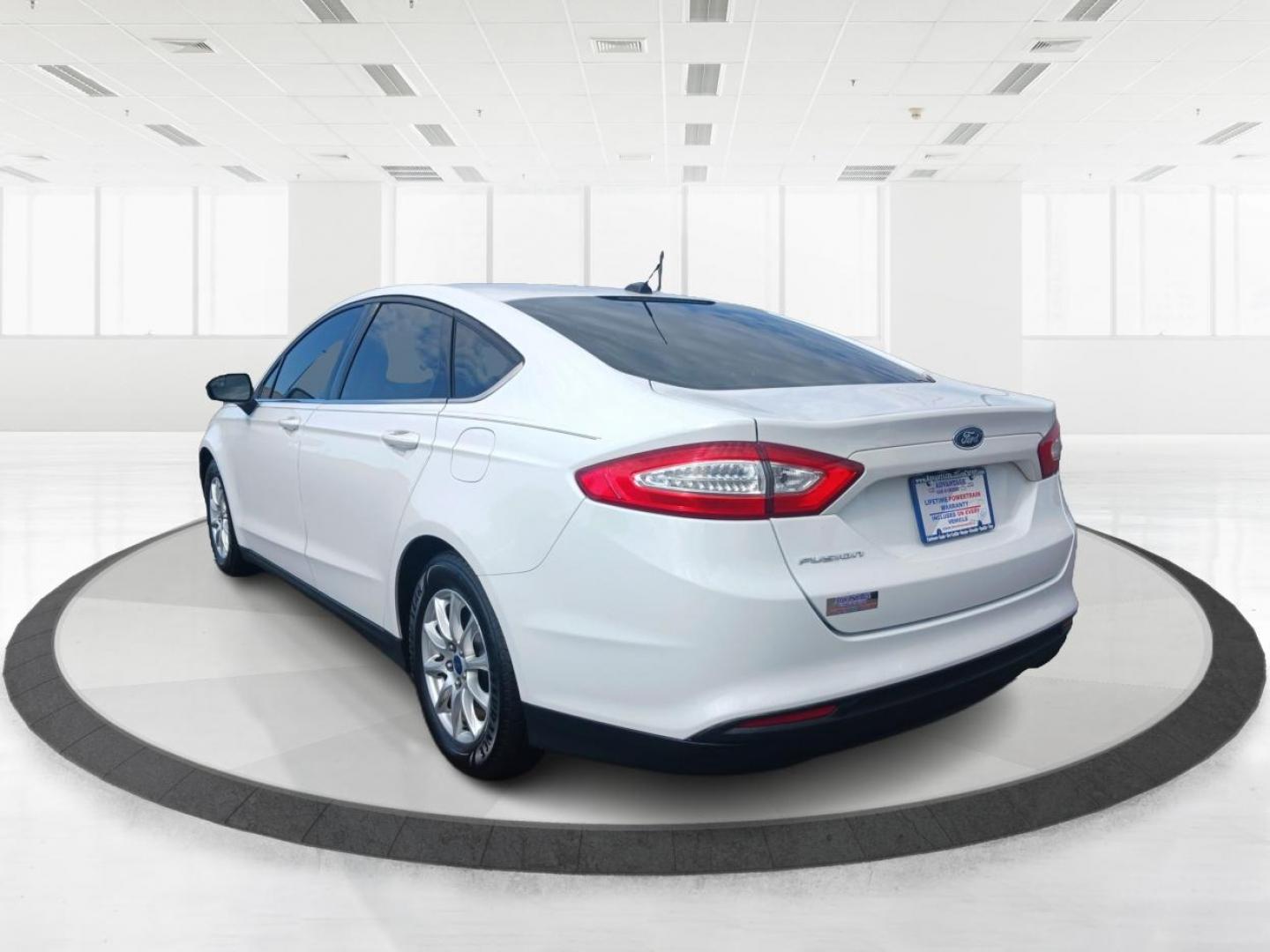 2015 Oxford White Ford Fusion (1FA6P0G71F5) with an 2.5L L4 DOHC 16V engine, 6-Speed Automatic transmission, located at 880 E. National Road, Vandalia, OH, 45377, (937) 908-9800, 39.892189, -84.181015 - Photo#4