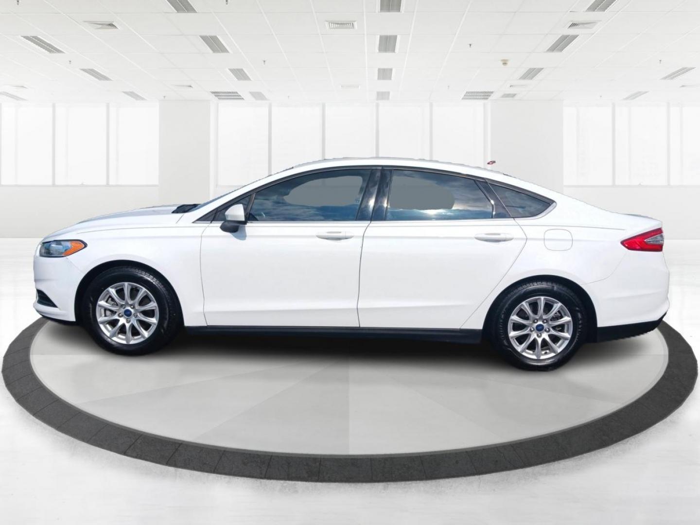 2015 Oxford White Ford Fusion (1FA6P0G71F5) with an 2.5L L4 DOHC 16V engine, 6-Speed Automatic transmission, located at 880 E. National Road, Vandalia, OH, 45377, (937) 908-9800, 39.892189, -84.181015 - Photo#5