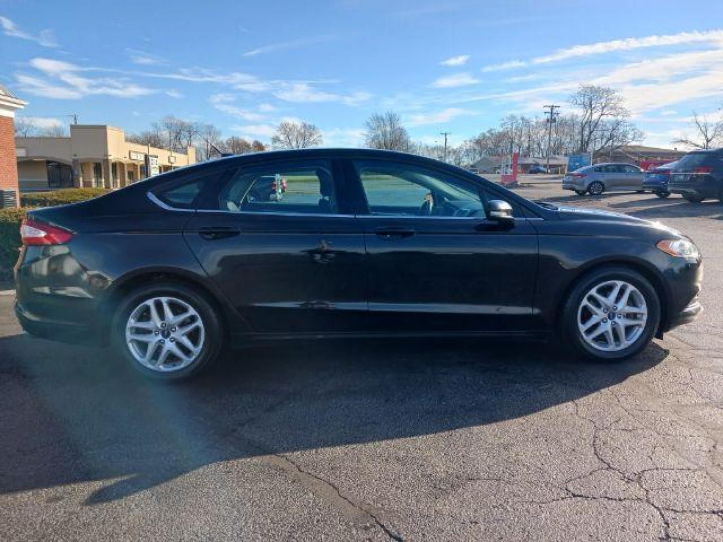 2015 Tuxedo Black Ford Fusion SE (3FA6P0H7XFR) with an 2.5L L4 DOHC 16V engine, 6-Speed Automatic transmission, located at 1230 East Main St, Xenia, OH, 45385, (937) 908-9800, 39.687321, -83.910294 - Photo#4