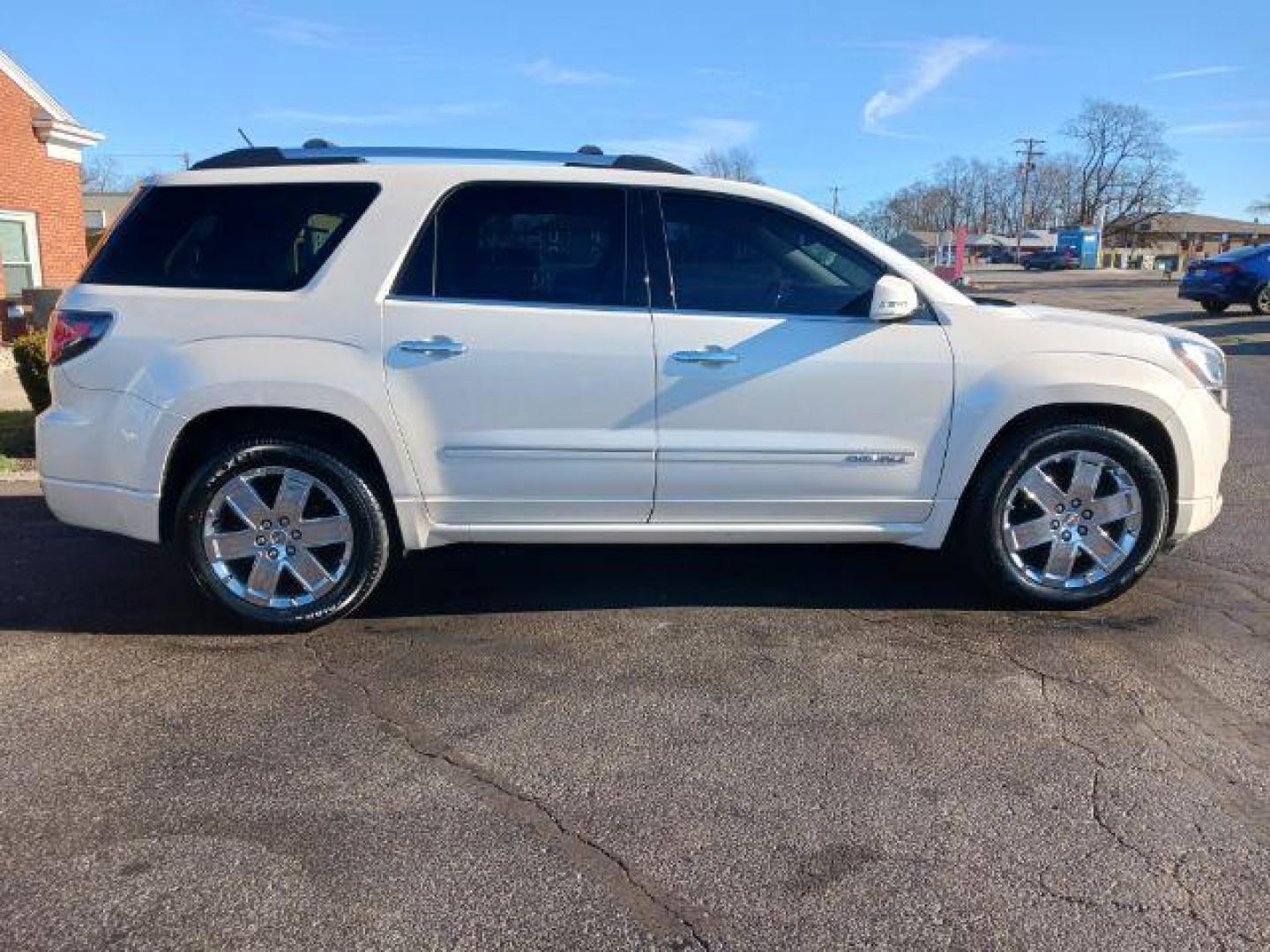 2015 White Diamond Tricoat GMC Acadia Denali AWD (1GKKVTKD6FJ) with an 3.6L V6 DOHC 24V engine, 6-Speed Automatic transmission, located at 4508 South Dixie Dr, Moraine, OH, 45439, (937) 908-9800, 39.690136, -84.216438 - Photo#4