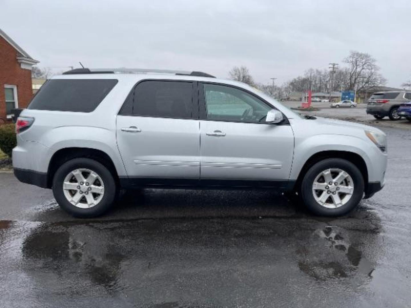 2015 Champagne Silver Metallic GMC Acadia SLE-1 FWD (1GKKRNED9FJ) with an 3.6L V6 DOHC 24V engine, 6-Speed Automatic transmission, located at 1230 East Main St, Xenia, OH, 45385, (937) 908-9800, 39.687321, -83.910294 - Photo#4