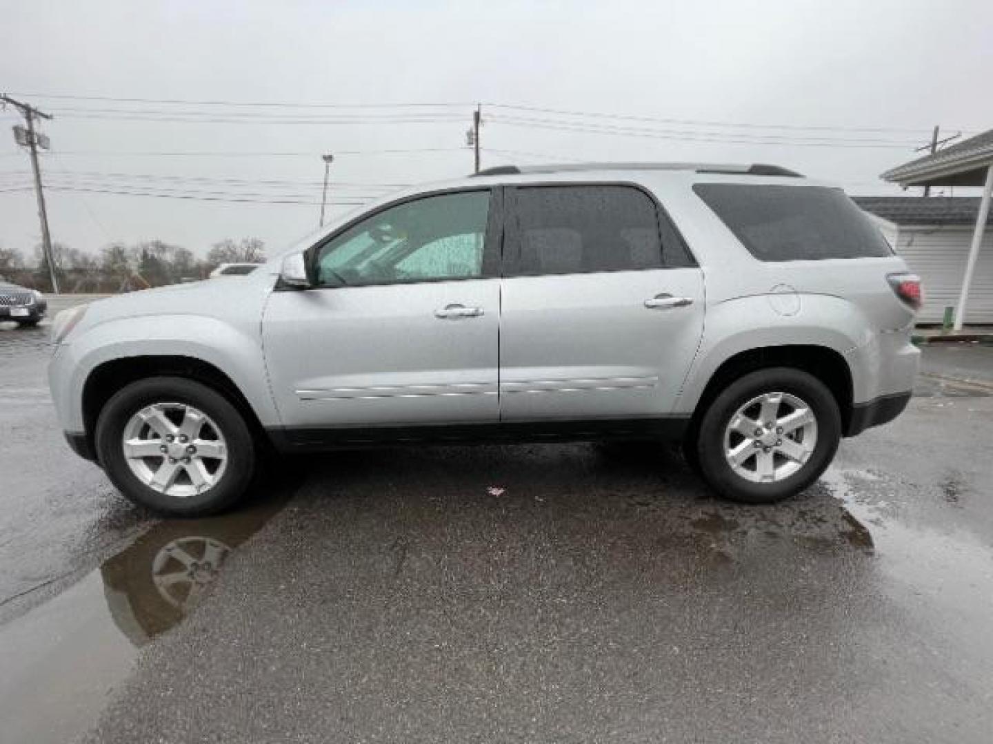 2015 Champagne Silver Metallic GMC Acadia SLE-1 FWD (1GKKRNED9FJ) with an 3.6L V6 DOHC 24V engine, 6-Speed Automatic transmission, located at 1230 East Main St, Xenia, OH, 45385, (937) 908-9800, 39.687321, -83.910294 - Photo#5