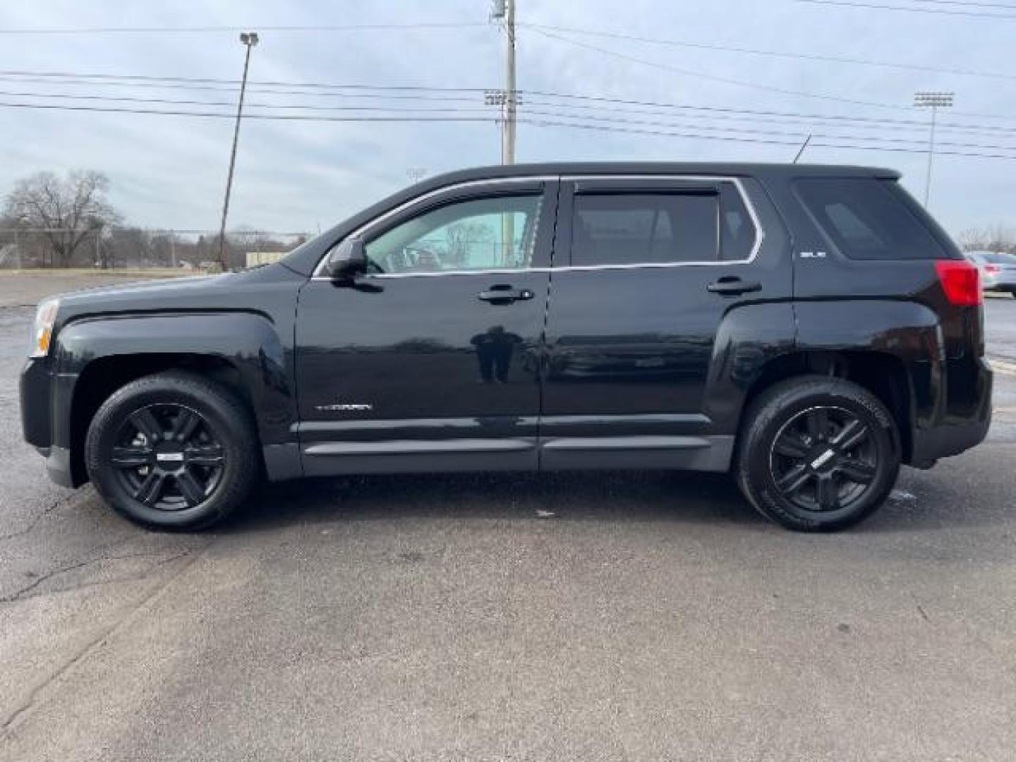 2015 Carbon Black Metallic GMC Terrain SLE1 AWD (2GKFLVEK4F6) with an 2.4L L4 DOHC 16V engine, 6-Speed Automatic transmission, located at 1951 S Dayton Lakeview Rd., New Carlisle, OH, 45344, (937) 908-9800, 39.890999, -84.050255 - Photo#2