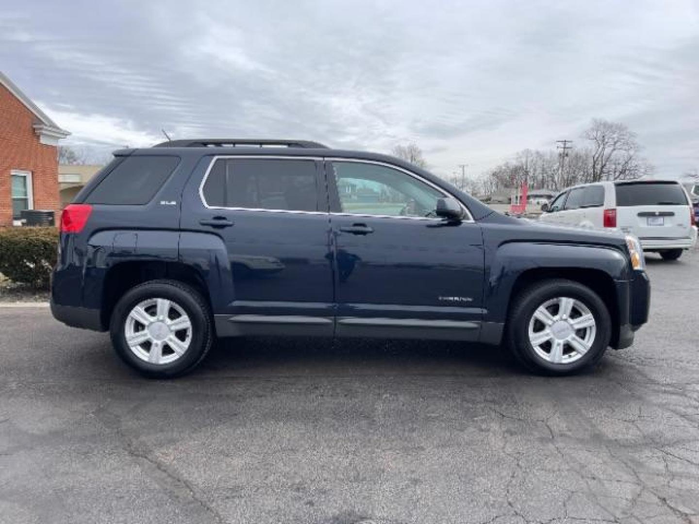 2015 Dark Sapphire Blue Met GMC Terrain SLE2 FWD (2GKFLWEK9F6) with an 2.4L L4 DOHC 16V engine, 6-Speed Automatic transmission, located at 1951 S Dayton Lakeview Rd., New Carlisle, OH, 45344, (937) 908-9800, 39.890999, -84.050255 - Photo#4