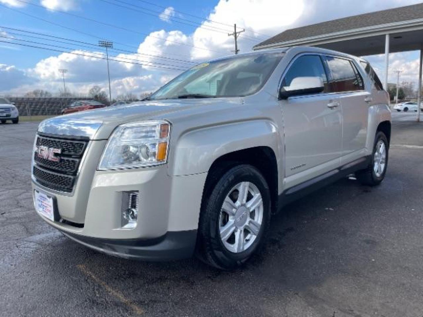 2015 Champagne Silver Metallic GMC Terrain SLE1 FWD (2GKALMEK8F6) with an 2.4L L4 DOHC 16V engine, 6-Speed Automatic transmission, located at 880 E. National Road, Vandalia, OH, 45377, (937) 908-9800, 39.892189, -84.181015 - Photo#1