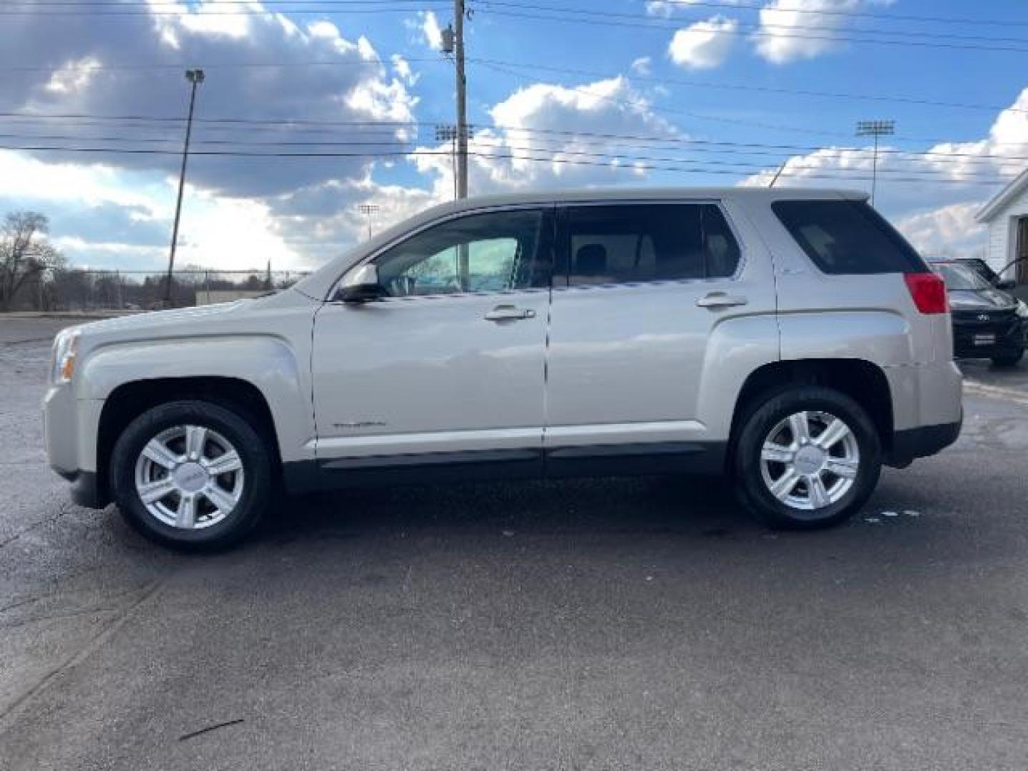 2015 Champagne Silver Metallic GMC Terrain SLE1 FWD (2GKALMEK8F6) with an 2.4L L4 DOHC 16V engine, 6-Speed Automatic transmission, located at 880 E. National Road, Vandalia, OH, 45377, (937) 908-9800, 39.892189, -84.181015 - Photo#4