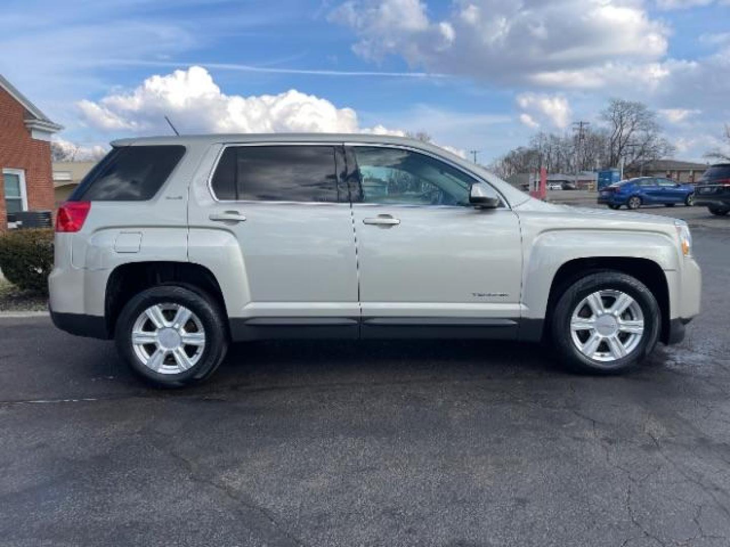 2015 Champagne Silver Metallic GMC Terrain SLE1 FWD (2GKALMEK8F6) with an 2.4L L4 DOHC 16V engine, 6-Speed Automatic transmission, located at 880 E. National Road, Vandalia, OH, 45377, (937) 908-9800, 39.892189, -84.181015 - Photo#5