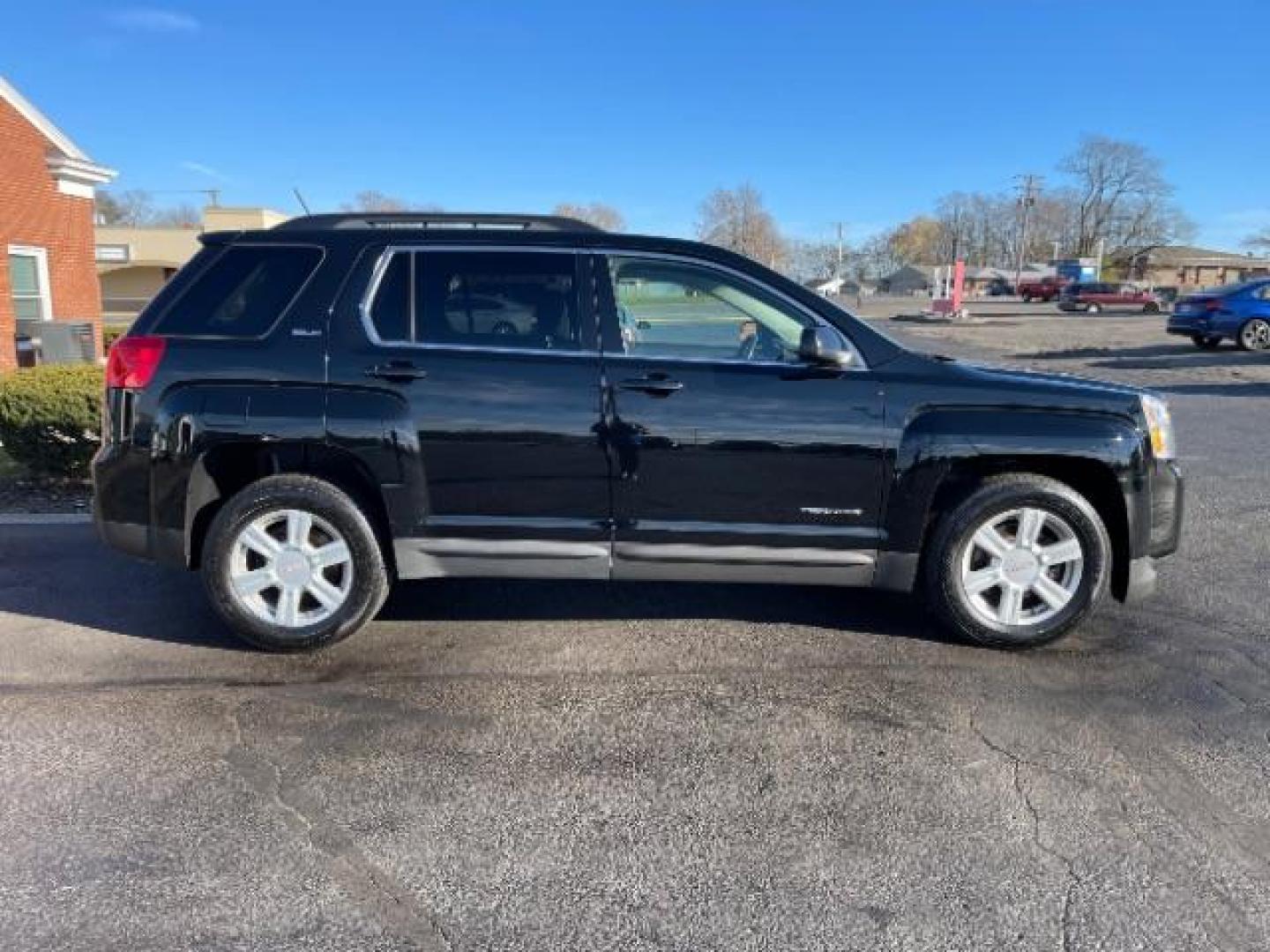 2015 Onyx Black GMC Terrain SLE2 FWD (2GKFLWEK4F6) with an 2.4L L4 DOHC 16V engine, 6-Speed Automatic transmission, located at 4508 South Dixie Dr, Moraine, OH, 45439, (937) 908-9800, 39.690136, -84.216438 - Photo#3