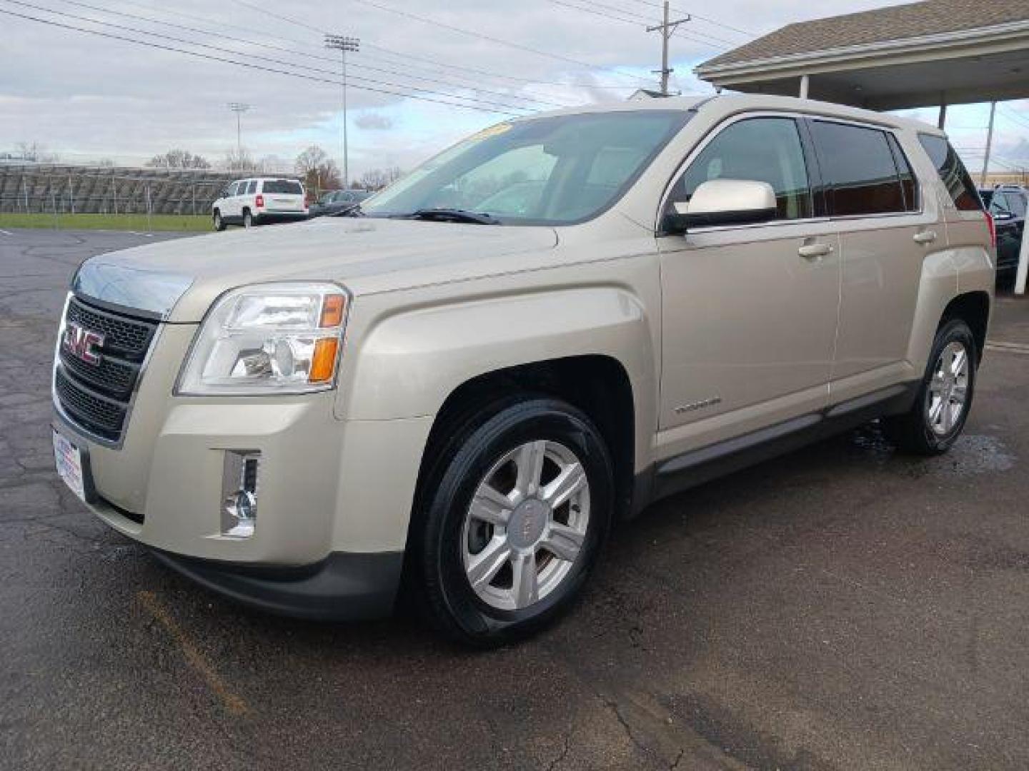 2015 Champagne Silver Metallic GMC Terrain SLE1 FWD (2GKALMEK3F6) with an 2.4L L4 DOHC 16V engine, 6-Speed Automatic transmission, located at 1230 East Main St, Xenia, OH, 45385, (937) 908-9800, 39.687321, -83.910294 - Photo#2