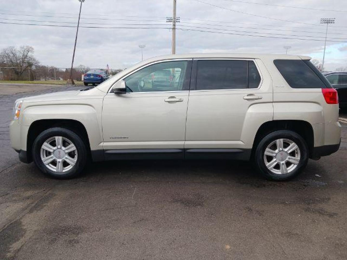 2015 Champagne Silver Metallic GMC Terrain SLE1 FWD (2GKALMEK3F6) with an 2.4L L4 DOHC 16V engine, 6-Speed Automatic transmission, located at 1230 East Main St, Xenia, OH, 45385, (937) 908-9800, 39.687321, -83.910294 - Photo#3