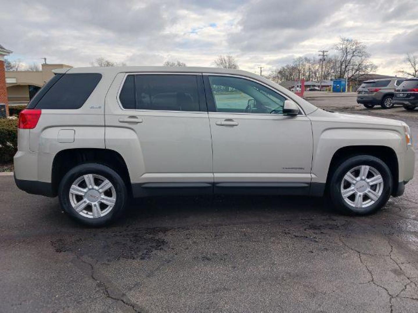 2015 Champagne Silver Metallic GMC Terrain SLE1 FWD (2GKALMEK3F6) with an 2.4L L4 DOHC 16V engine, 6-Speed Automatic transmission, located at 1230 East Main St, Xenia, OH, 45385, (937) 908-9800, 39.687321, -83.910294 - Photo#4