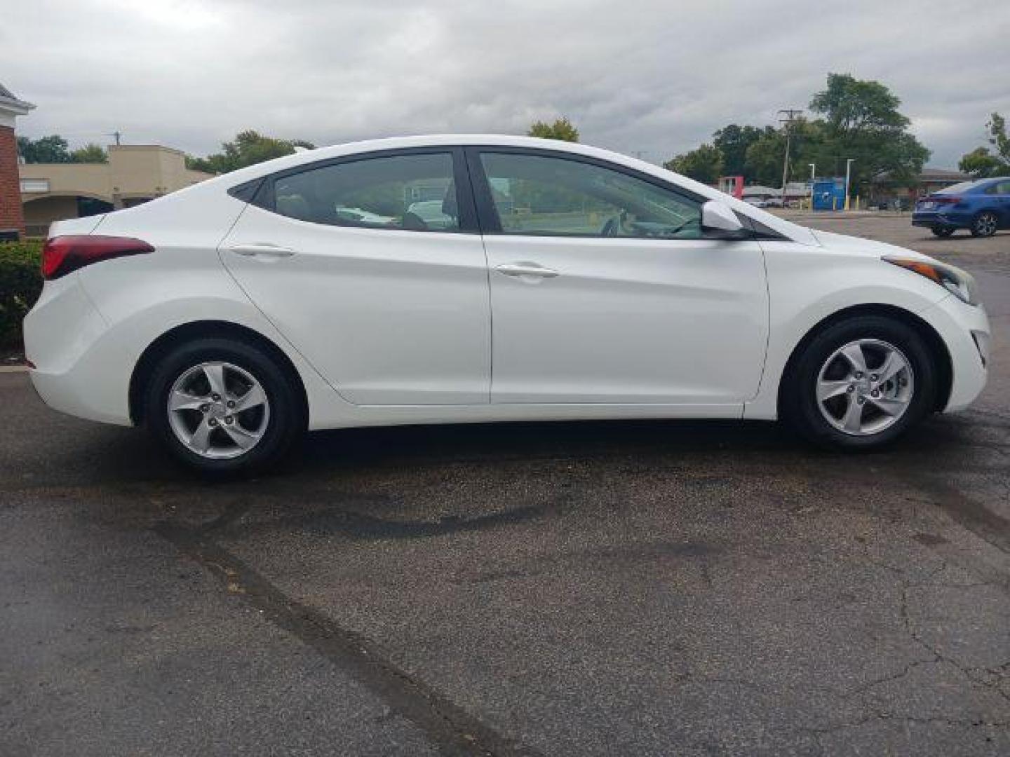 2015 Quartz White Pearl Hyundai Elantra SE 6AT (5NPDH4AE6FH) with an 1.8L L4 DOHC 16V engine, 6-Speed Automatic transmission, located at 1230 East Main St, Xenia, OH, 45385, (937) 908-9800, 39.687321, -83.910294 - Photo#4