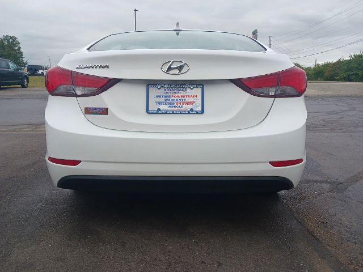 2015 Quartz White Pearl Hyundai Elantra SE 6AT (5NPDH4AE6FH) with an 1.8L L4 DOHC 16V engine, 6-Speed Automatic transmission, located at 1230 East Main St, Xenia, OH, 45385, (937) 908-9800, 39.687321, -83.910294 - Photo#5