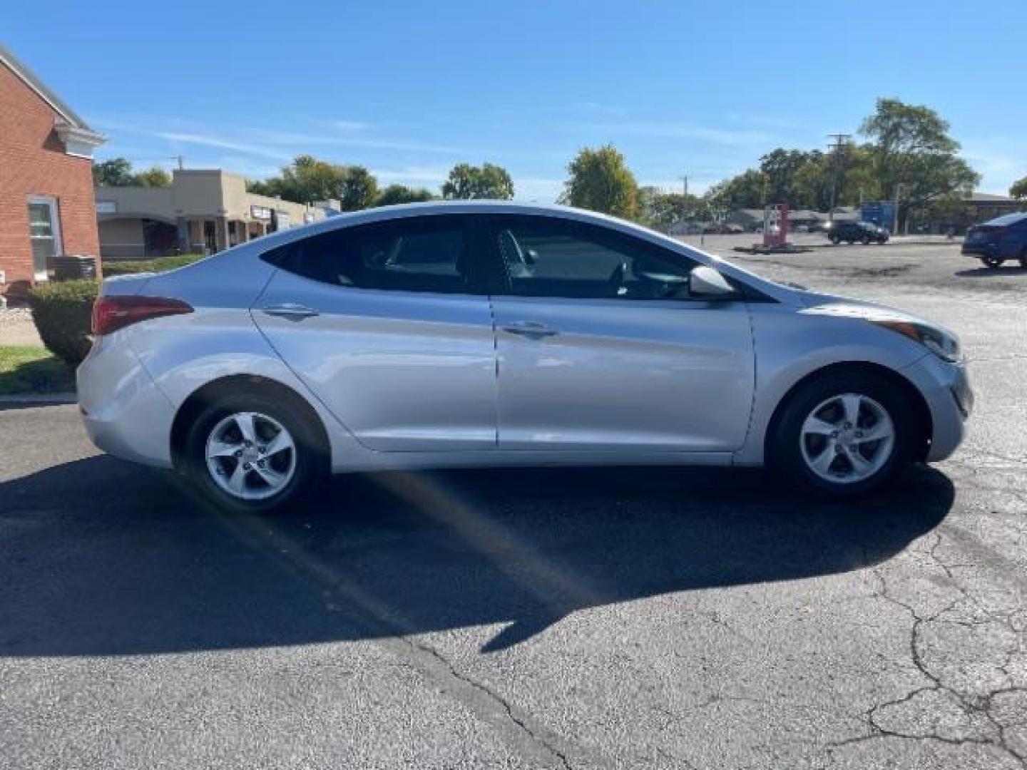 2015 Symphony Silver Hyundai Elantra SE 6AT (5NPDH4AE7FH) with an 1.8L L4 DOHC 16V engine, 6-Speed Automatic transmission, located at 4508 South Dixie Dr, Moraine, OH, 45439, (937) 908-9800, 39.690136, -84.216438 - Photo#4