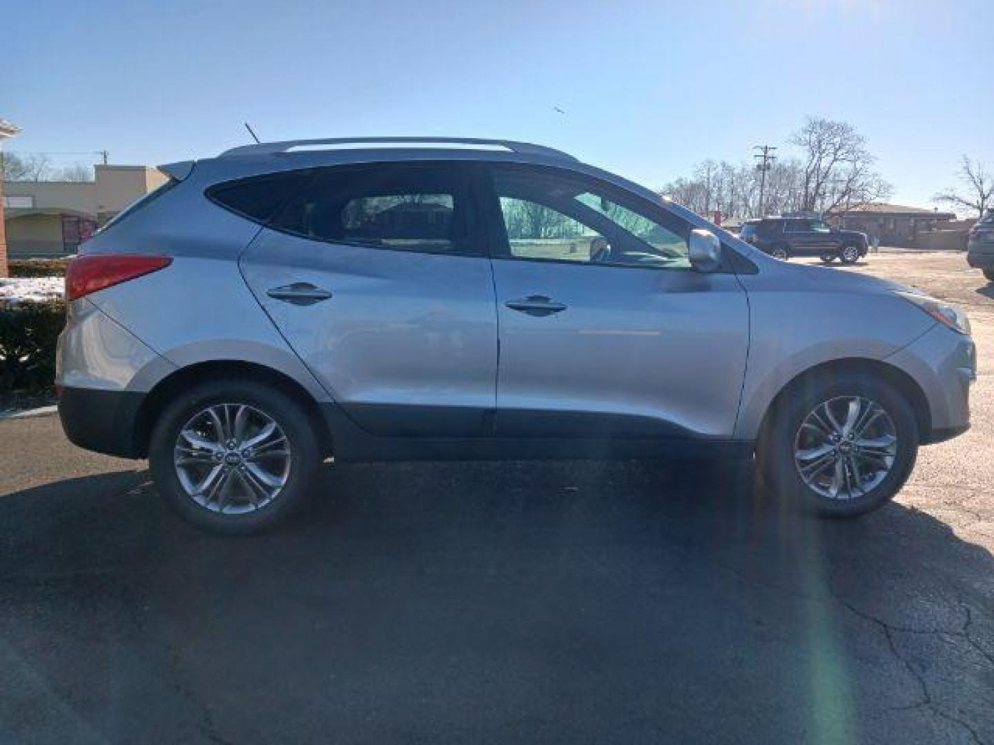 2015 Graphite Gray Metallic Hyundai Tucson SE AWD (KM8JUCAG6FU) with an 2.4L L4 DOHC 16V engine, 6-Speed Automatic transmission, located at 401 Woodman Dr, Riverside, OH, 45431, (937) 908-9800, 39.763779, -84.122063 - Photo#4