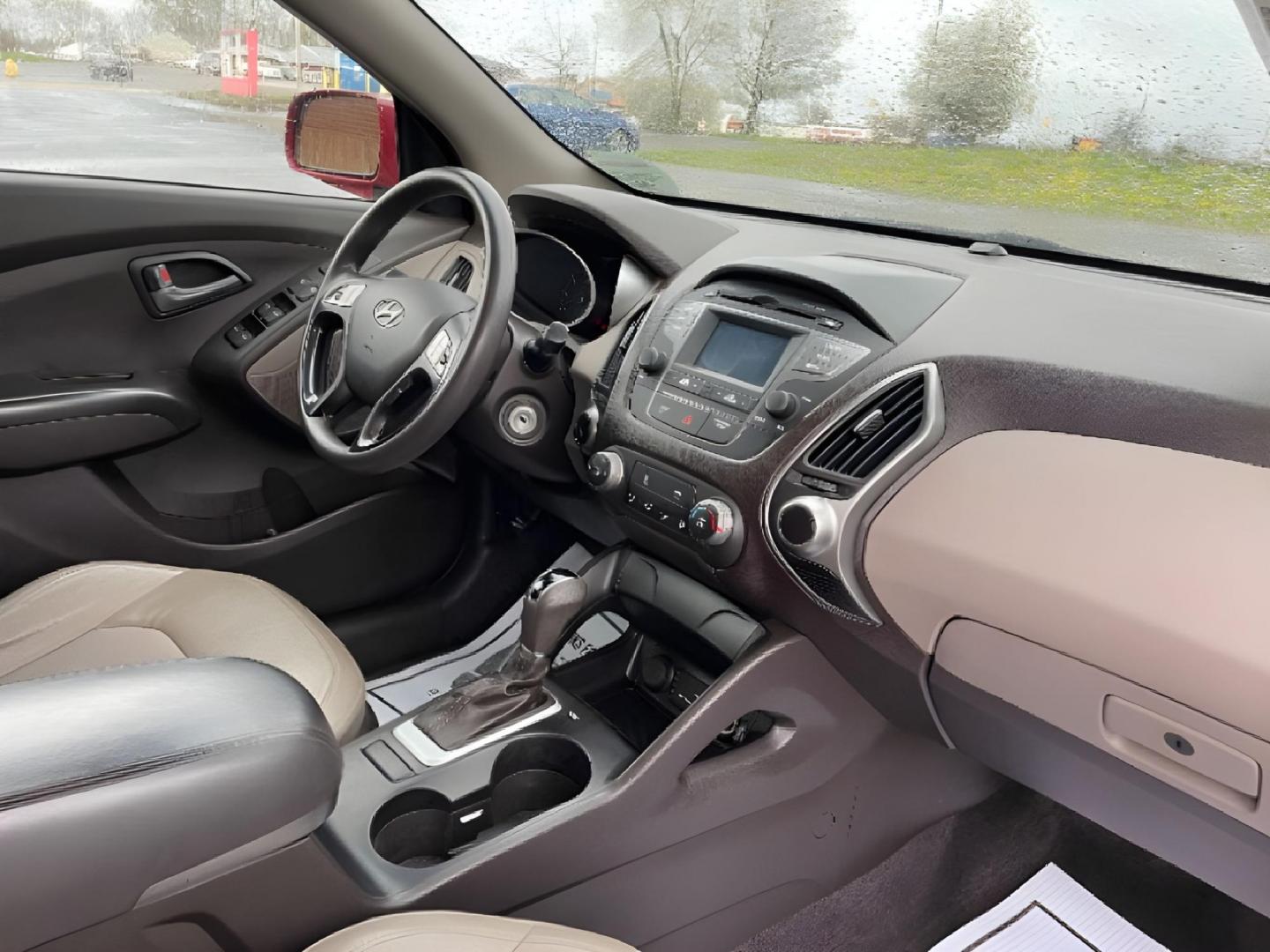 2015 Garnet Red Mica Hyundai Tucson SE AWD (KM8JTCAF6FU) with an 2.0L L4 DOHC 16V engine, 6-Speed Automatic transmission, located at 1230 East Main St, Xenia, OH, 45385, (937) 908-9800, 39.687321, -83.910294 - Photo#8