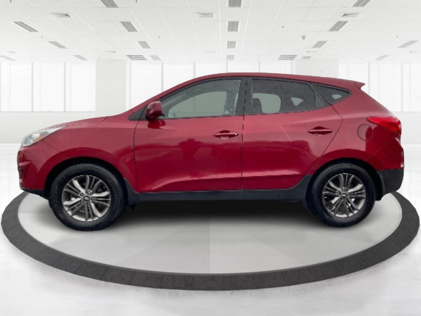 2015 Garnet Red Mica Hyundai Tucson SE AWD (KM8JTCAF6FU) with an 2.0L L4 DOHC 16V engine, 6-Speed Automatic transmission, located at 1230 East Main St, Xenia, OH, 45385, (937) 908-9800, 39.687321, -83.910294 - Photo#3