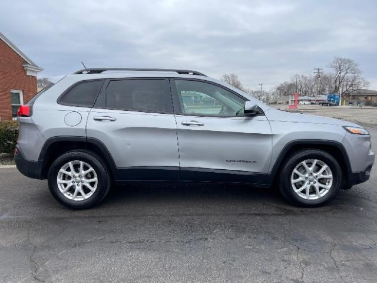 2015 Billet Silver Metallic CC Jeep Cherokee Latitude FWD (1C4PJLCB2FW) with an 2.4L L4 DOHC 16V engine, 9-Speed Automatic transmission, located at 1951 S Dayton Lakeview Rd., New Carlisle, OH, 45344, (937) 908-9800, 39.890999, -84.050255 - Photo#3