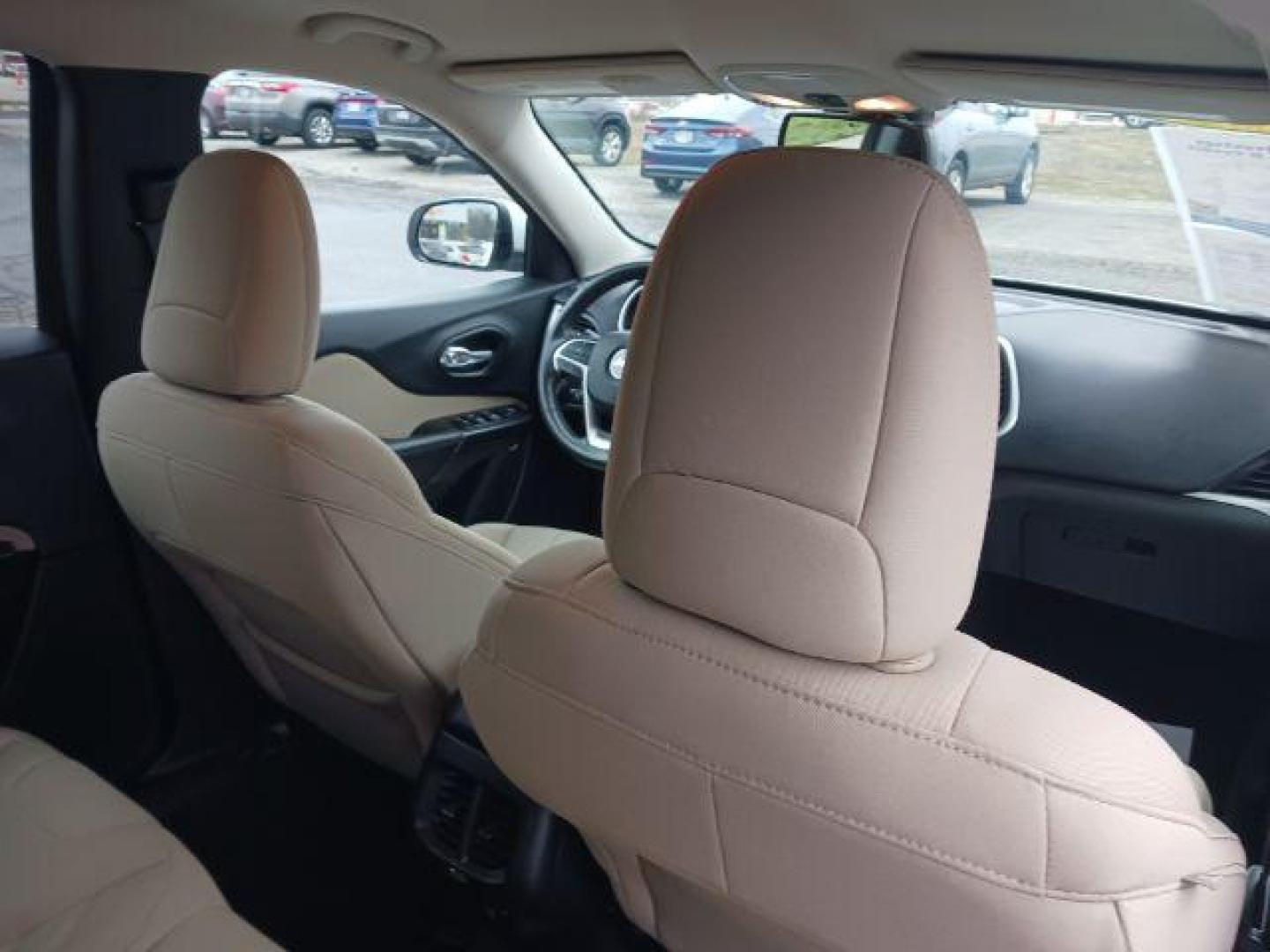 2015 Bright White Clearcoat Jeep Cherokee Latitude 4WD (1C4PJMCS5FW) with an 3.2L V6 DOHC 24V engine, 9-Speed Automatic transmission, located at 880 E. National Road, Vandalia, OH, 45377, (937) 908-9800, 39.892189, -84.181015 - Photo#10