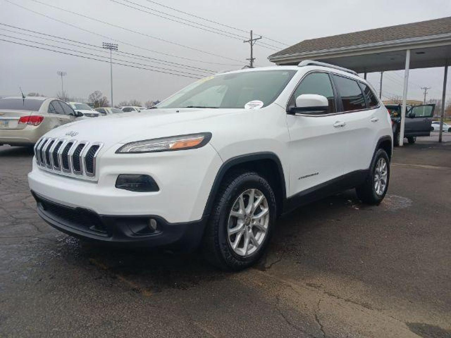 2015 Bright White Clearcoat Jeep Cherokee Latitude 4WD (1C4PJMCS5FW) with an 3.2L V6 DOHC 24V engine, 9-Speed Automatic transmission, located at 880 E. National Road, Vandalia, OH, 45377, (937) 908-9800, 39.892189, -84.181015 - Photo#2