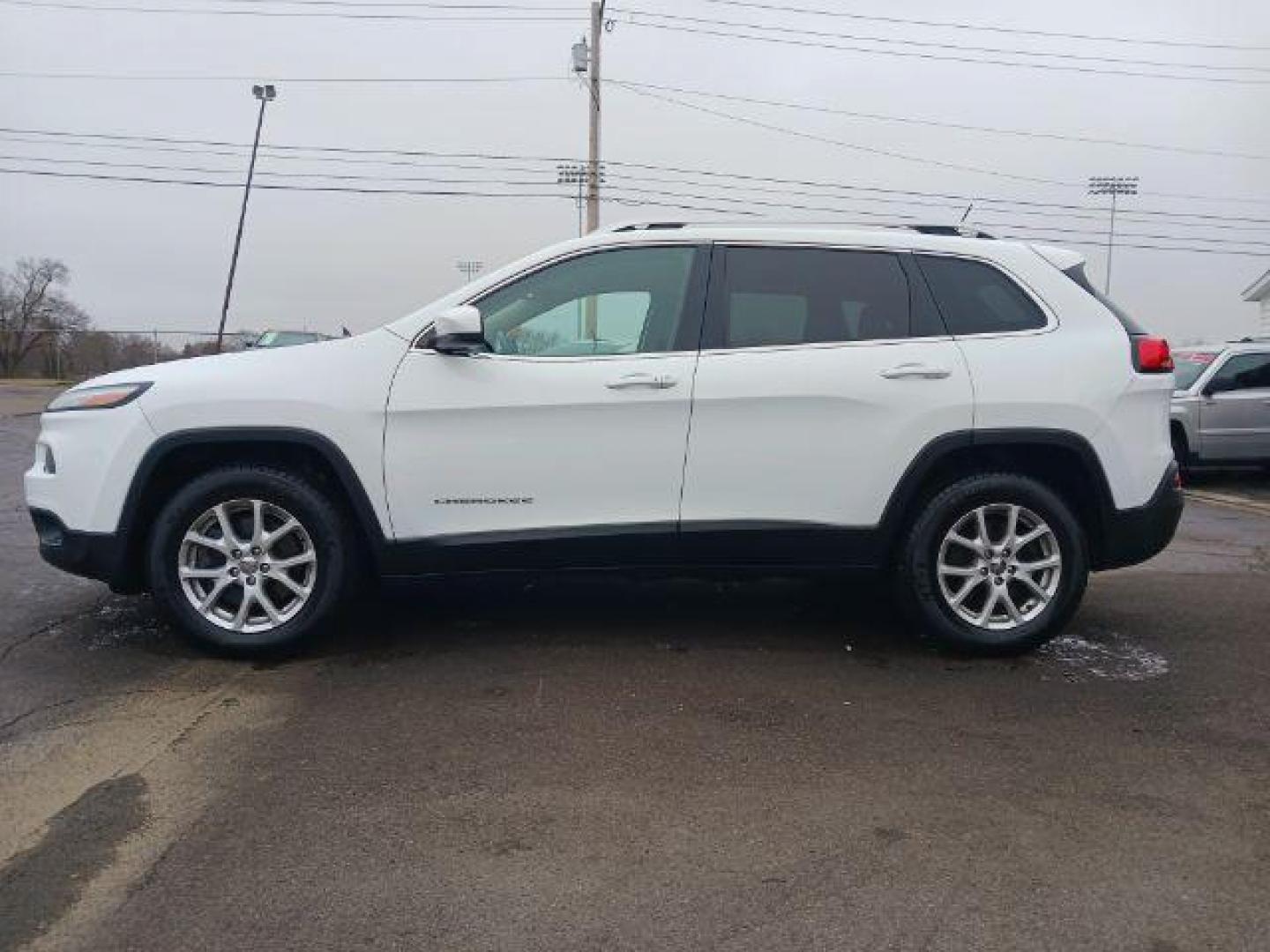 2015 Bright White Clearcoat Jeep Cherokee Latitude 4WD (1C4PJMCS5FW) with an 3.2L V6 DOHC 24V engine, 9-Speed Automatic transmission, located at 880 E. National Road, Vandalia, OH, 45377, (937) 908-9800, 39.892189, -84.181015 - Photo#3