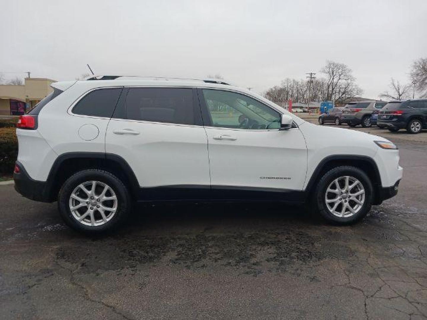 2015 Bright White Clearcoat Jeep Cherokee Latitude 4WD (1C4PJMCS5FW) with an 3.2L V6 DOHC 24V engine, 9-Speed Automatic transmission, located at 880 E. National Road, Vandalia, OH, 45377, (937) 908-9800, 39.892189, -84.181015 - Photo#4