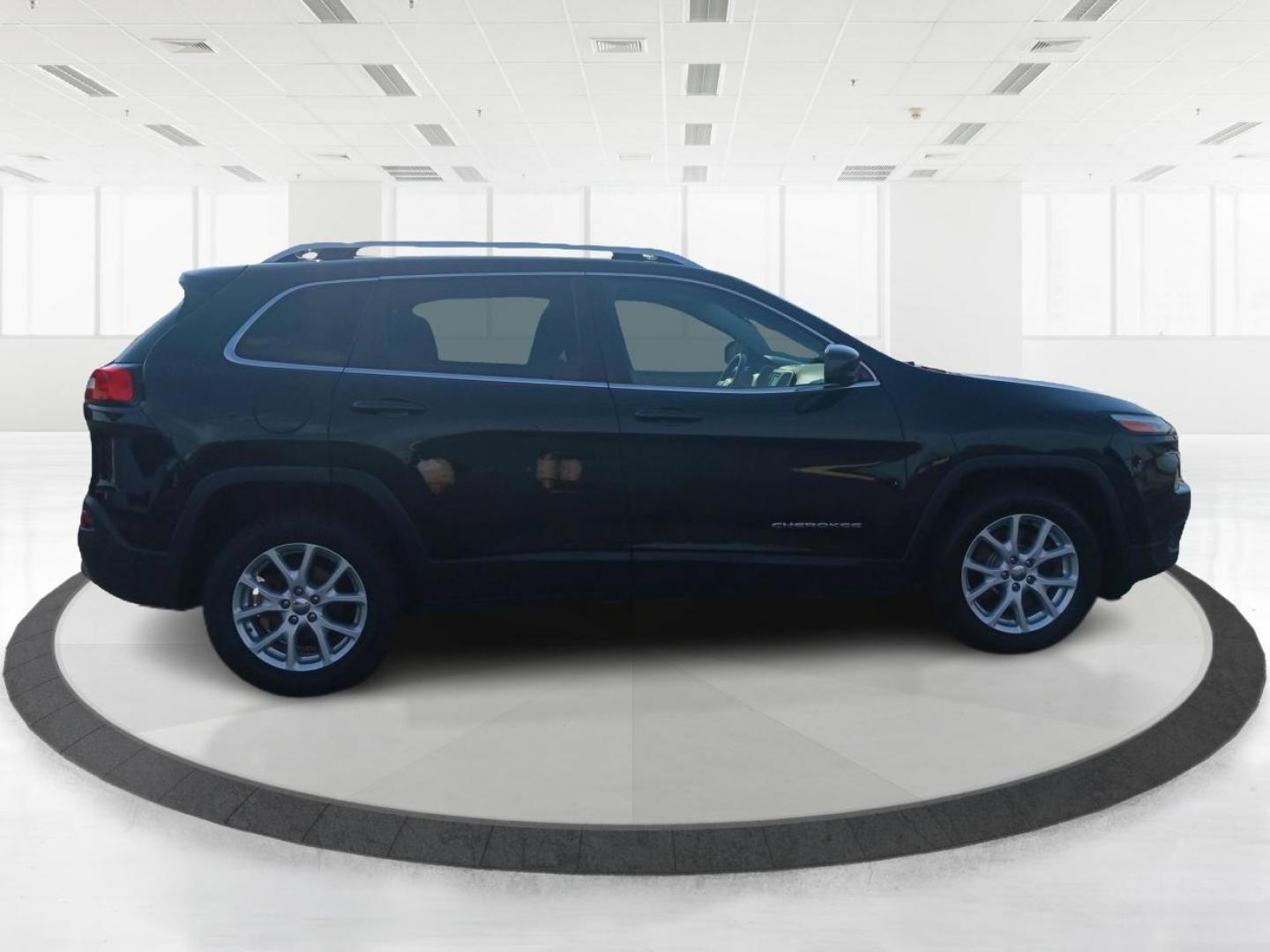 2015 Brilliant Black Crystal P Jeep Cherokee Latitude FWD (1C4PJLCB3FW) with an 2.4L L4 DOHC 16V engine, 9-Speed Automatic transmission, located at 880 E. National Road, Vandalia, OH, 45377, (937) 908-9800, 39.892189, -84.181015 - Photo#1