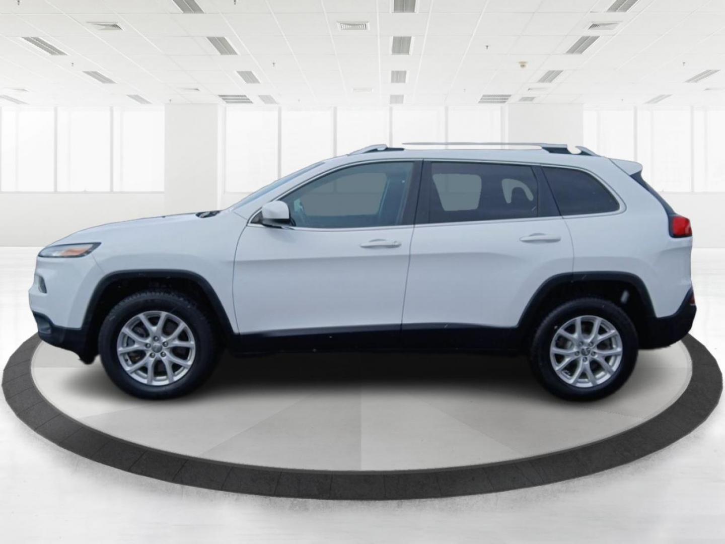 2015 Jeep Cherokee Latitude 4WD (1C4PJMCB6FW) with an 2.4L L4 DOHC 16V engine, 9-Speed Automatic transmission, located at 1099 N County Rd 25A, Troy, OH, 45373, (937) 908-9800, 40.057079, -84.212883 - 2015 Jeep Cherokee Latitude 4WD - Photo#5