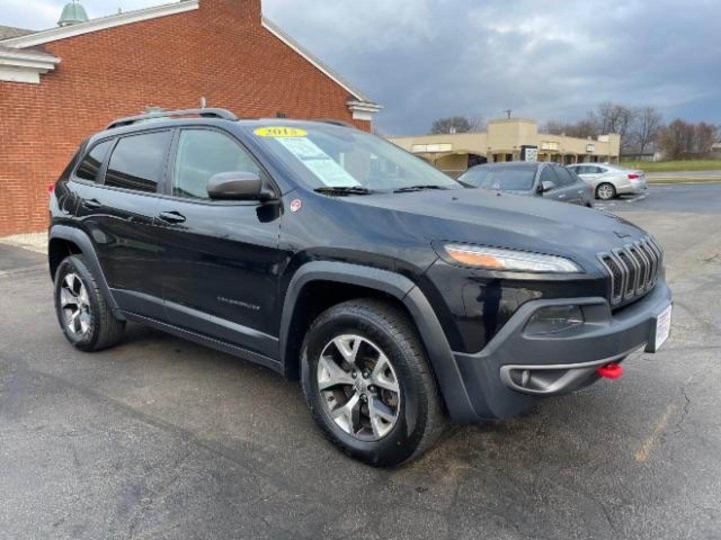 2015 Brilliant Black Crystal P Jeep Cherokee Trailhawk 4WD (1C4PJMBS8FW) with an 3.2L V6 DOHC 24V engine, 9-Speed Automatic transmission, located at 1230 East Main St, Xenia, OH, 45385, (937) 908-9800, 39.687321, -83.910294 - Photo#0