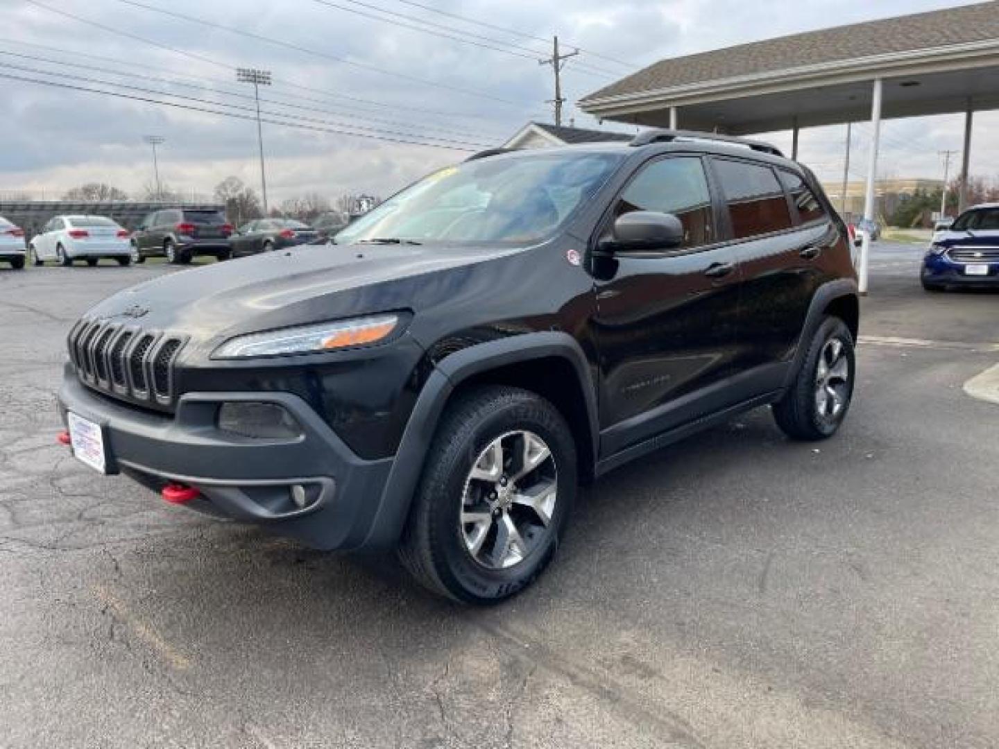 2015 Brilliant Black Crystal P Jeep Cherokee Trailhawk 4WD (1C4PJMBS8FW) with an 3.2L V6 DOHC 24V engine, 9-Speed Automatic transmission, located at 1230 East Main St, Xenia, OH, 45385, (937) 908-9800, 39.687321, -83.910294 - Photo#1