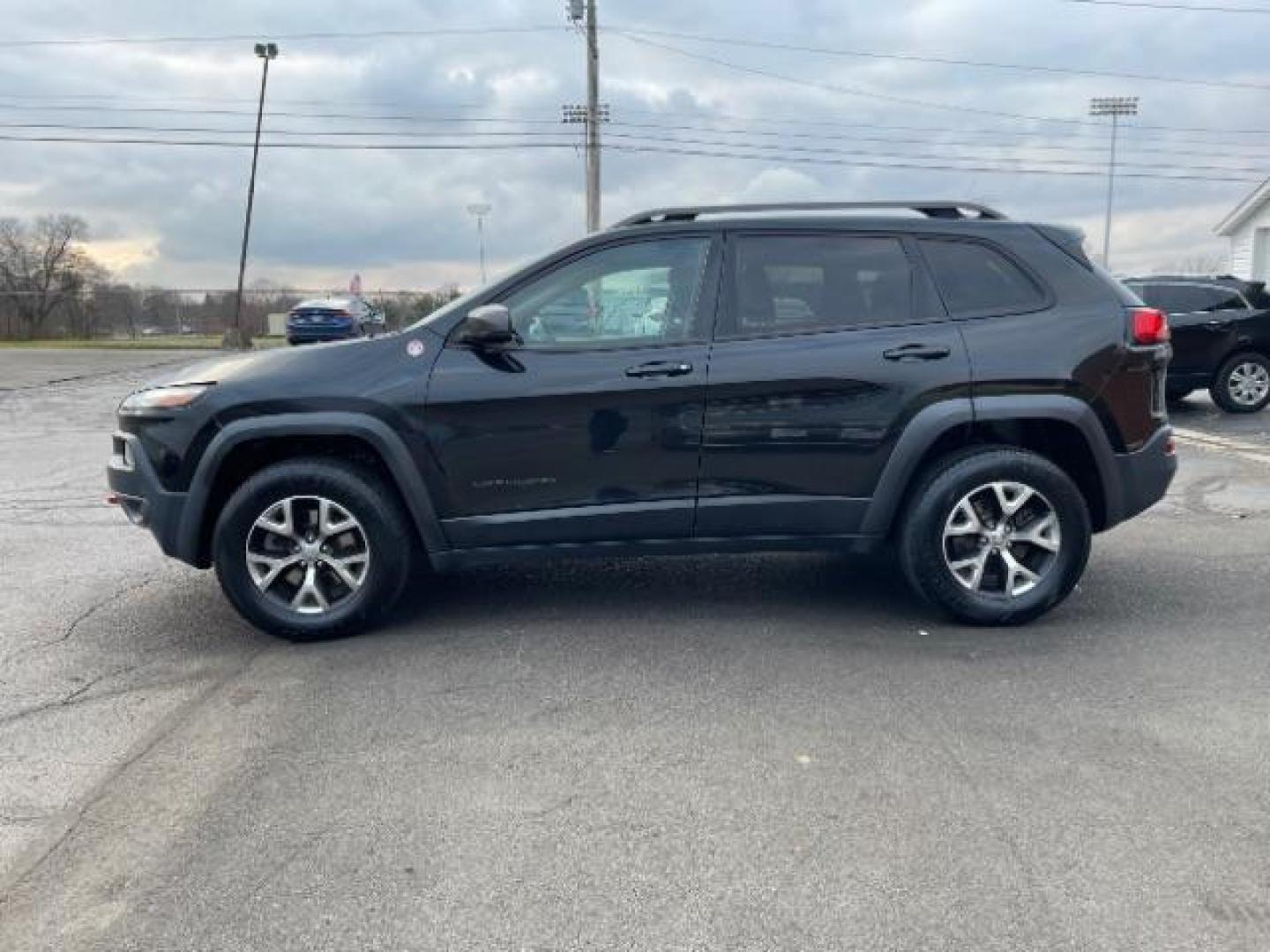 2015 Brilliant Black Crystal P Jeep Cherokee Trailhawk 4WD (1C4PJMBS8FW) with an 3.2L V6 DOHC 24V engine, 9-Speed Automatic transmission, located at 1230 East Main St, Xenia, OH, 45385, (937) 908-9800, 39.687321, -83.910294 - Photo#2