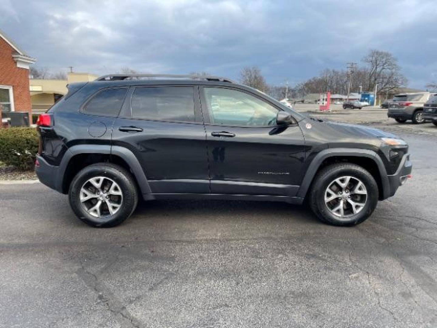 2015 Brilliant Black Crystal P Jeep Cherokee Trailhawk 4WD (1C4PJMBS8FW) with an 3.2L V6 DOHC 24V engine, 9-Speed Automatic transmission, located at 1230 East Main St, Xenia, OH, 45385, (937) 908-9800, 39.687321, -83.910294 - Photo#3