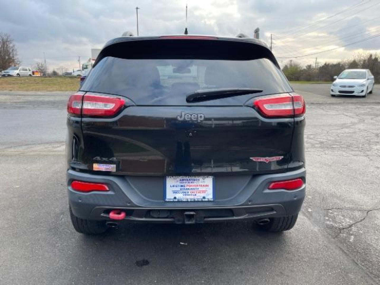 2015 Brilliant Black Crystal P Jeep Cherokee Trailhawk 4WD (1C4PJMBS8FW) with an 3.2L V6 DOHC 24V engine, 9-Speed Automatic transmission, located at 1230 East Main St, Xenia, OH, 45385, (937) 908-9800, 39.687321, -83.910294 - Photo#4