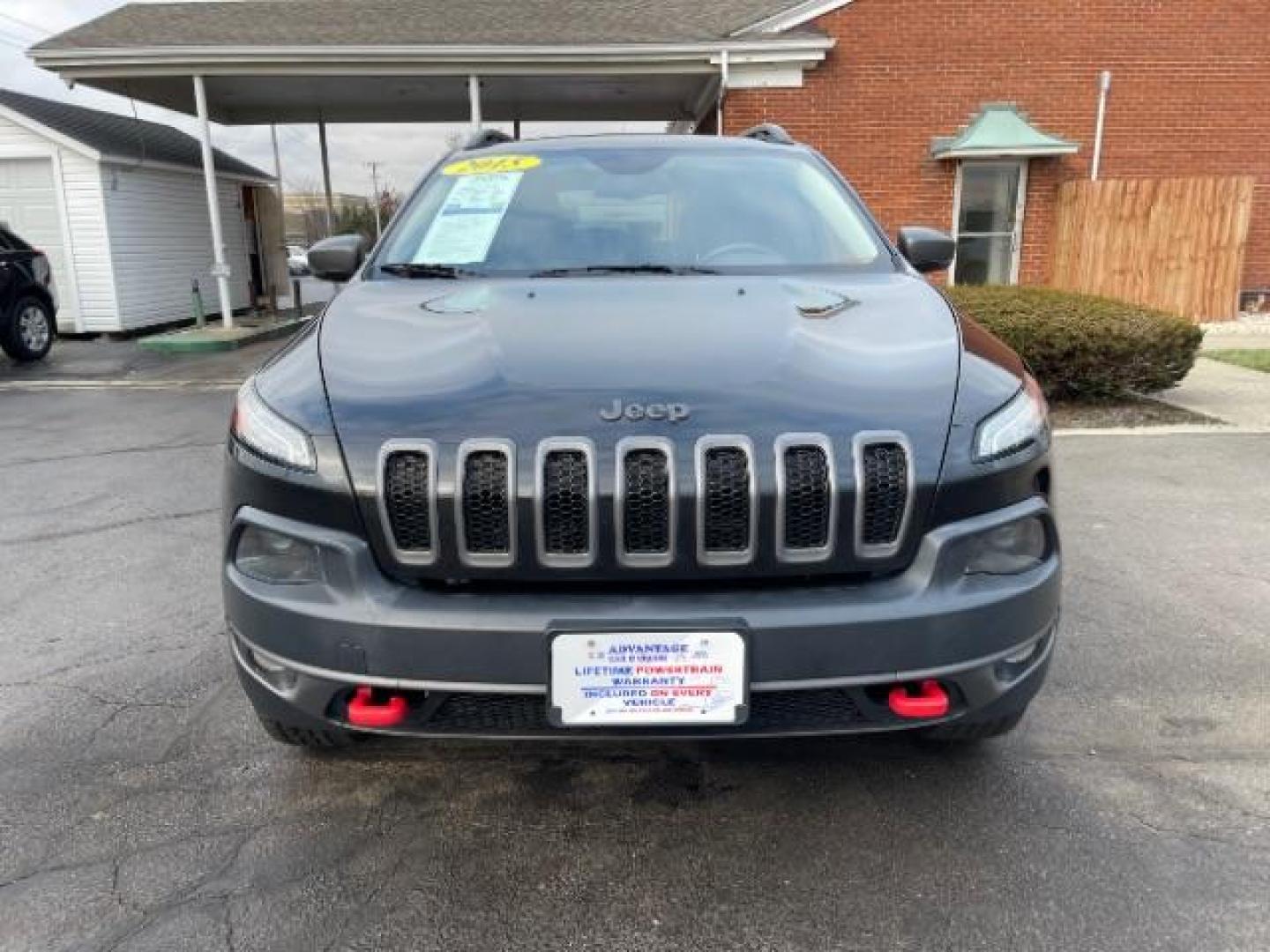 2015 Brilliant Black Crystal P Jeep Cherokee Trailhawk 4WD (1C4PJMBS8FW) with an 3.2L V6 DOHC 24V engine, 9-Speed Automatic transmission, located at 1230 East Main St, Xenia, OH, 45385, (937) 908-9800, 39.687321, -83.910294 - Photo#5