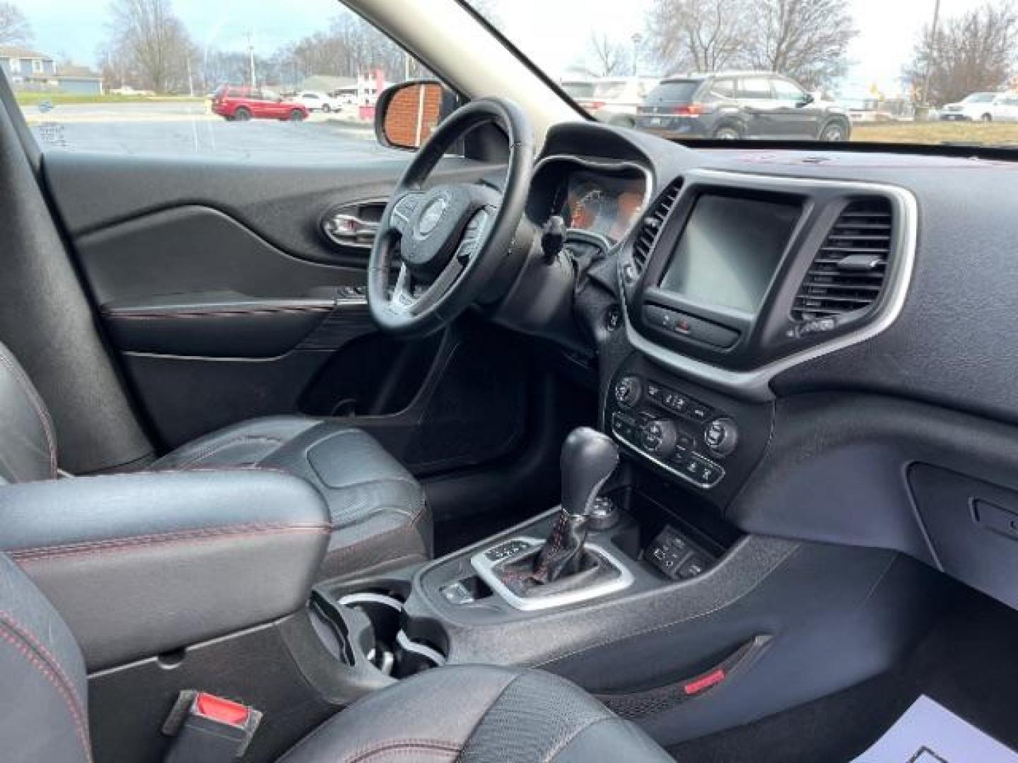 2015 Brilliant Black Crystal P Jeep Cherokee Trailhawk 4WD (1C4PJMBS8FW) with an 3.2L V6 DOHC 24V engine, 9-Speed Automatic transmission, located at 1230 East Main St, Xenia, OH, 45385, (937) 908-9800, 39.687321, -83.910294 - Photo#7