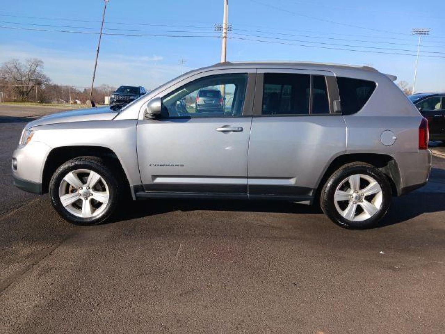 2015 Billet Silver Metallic Clear Coat Jeep Compass Latitude 4WD (1C4NJDEB0FD) with an 2.4L L4 DOHC 16V engine, 6-Speed Automatic transmission, located at 1951 S Dayton Lakeview Rd., New Carlisle, OH, 45344, (937) 908-9800, 39.890999, -84.050255 - Photo#3