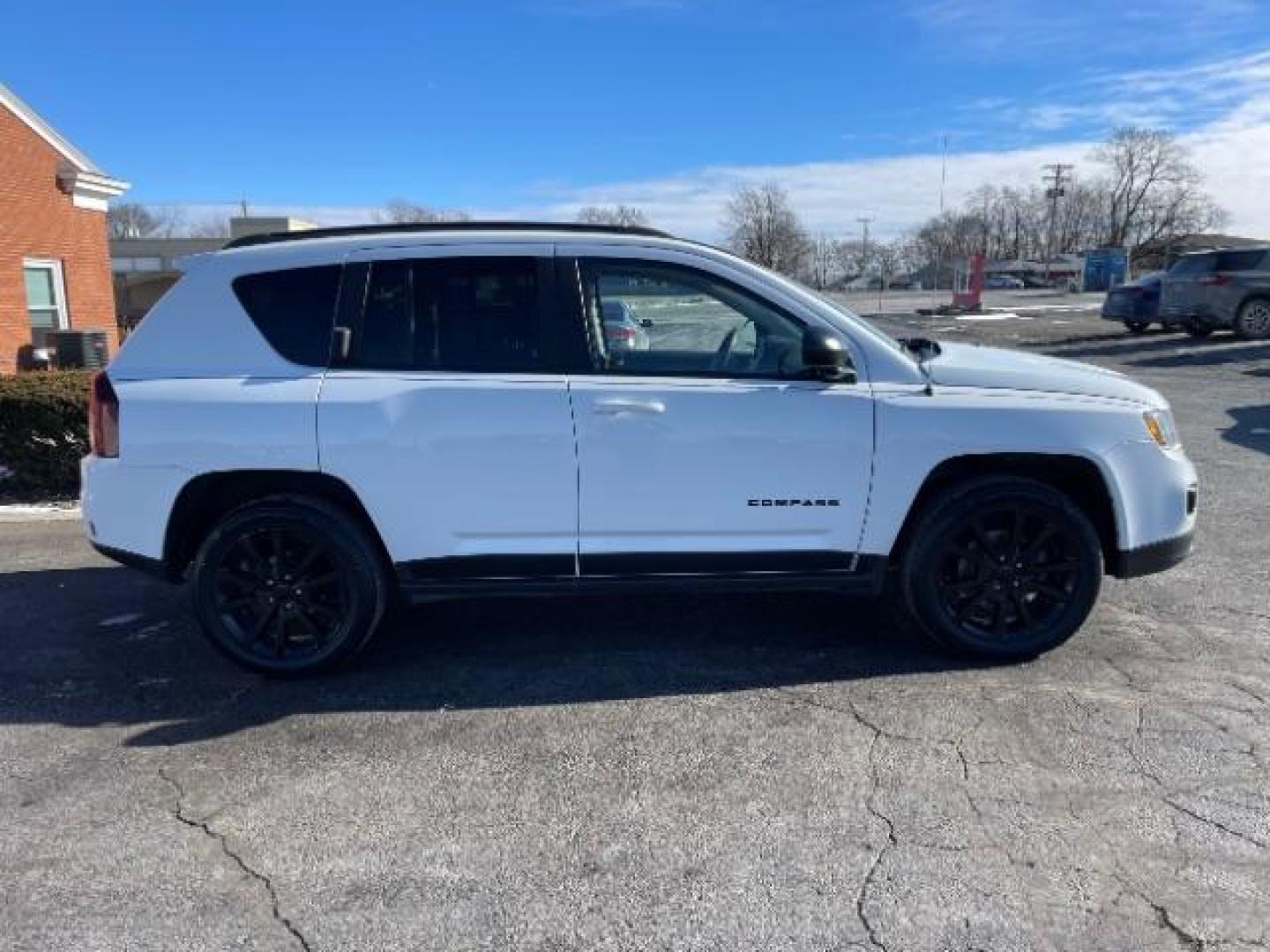 2015 Bright White Clear Coat Jeep Compass Sport 4WD (1C4NJDBB4FD) with an 2.4L L4 DOHC 16V engine, located at 1951 S Dayton Lakeview Rd., New Carlisle, OH, 45344, (937) 908-9800, 39.890999, -84.050255 - Photo#3