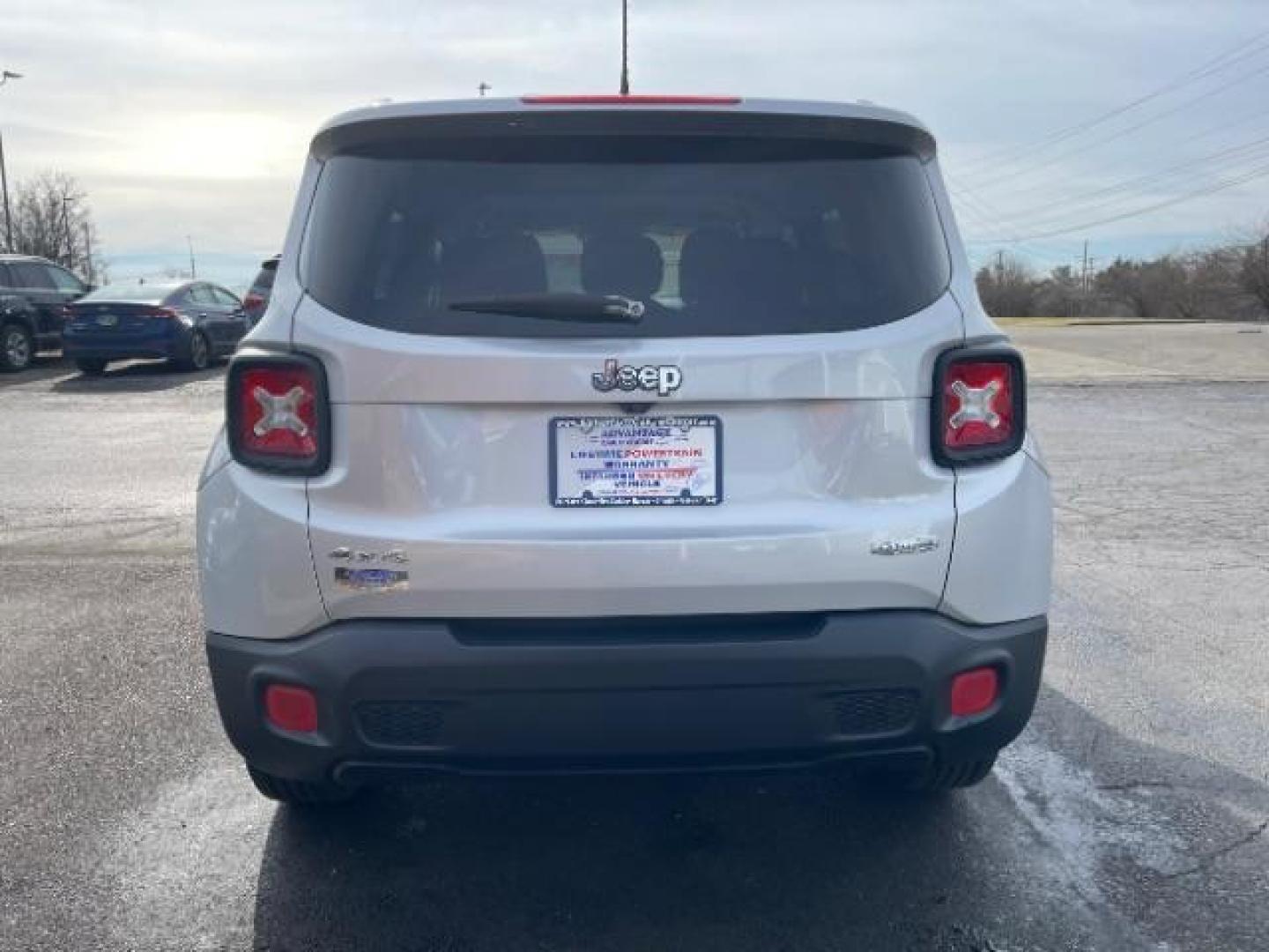 2015 Glacier Metallic Jeep Renegade Latitude 4WD (ZACCJBBT2FP) with an 2.4L L4 DOHC 16V engine, 6-Speed Manual transmission, located at 1951 S Dayton Lakeview Rd., New Carlisle, OH, 45344, (937) 908-9800, 39.890999, -84.050255 - Photo#5