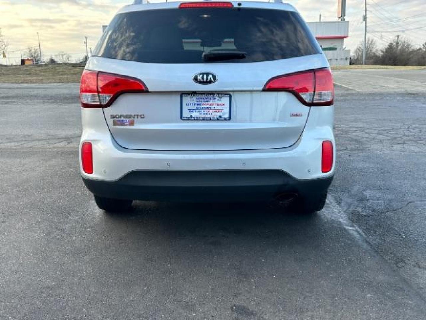 2015 Titanium Silver Kia Sorento LX 2WD (5XYKT4A62FG) with an 2.4L L4 DOHC 16V engine, 6-Speed Automatic transmission, located at 1184 Kauffman Ave, Fairborn, OH, 45324, (937) 908-9800, 39.807365, -84.029114 - Photo#4