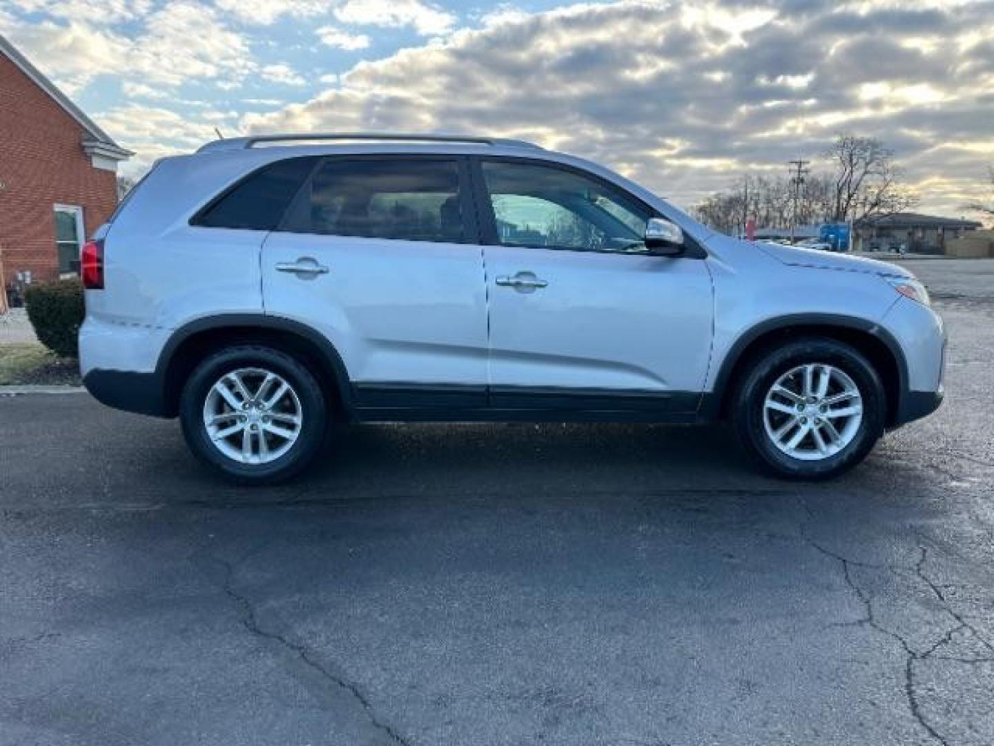 2015 Titanium Silver Kia Sorento LX 2WD (5XYKT4A62FG) with an 2.4L L4 DOHC 16V engine, 6-Speed Automatic transmission, located at 1184 Kauffman Ave, Fairborn, OH, 45324, (937) 908-9800, 39.807365, -84.029114 - Photo#5