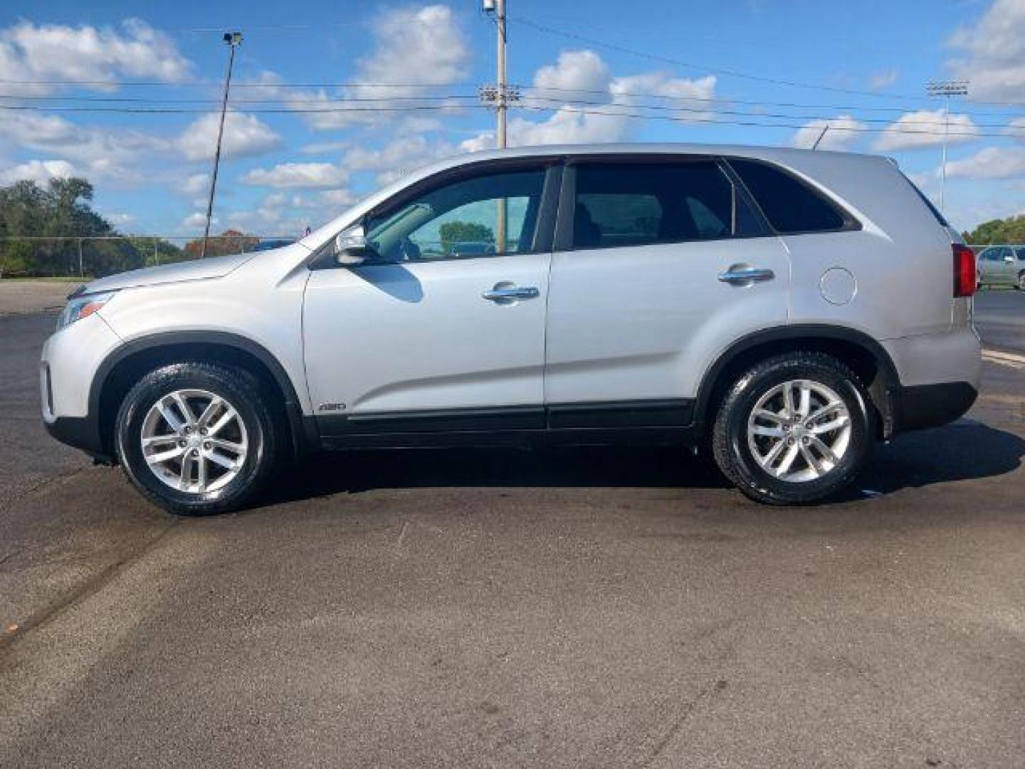 2015 Bright Silver Kia Sorento LX AWD (5XYKTCA66FG) with an 2.4L L4 DOHC 16V engine, 6-Speed Automatic transmission, located at 1230 East Main St, Xenia, OH, 45385, (937) 908-9800, 39.687321, -83.910294 - Photo#3