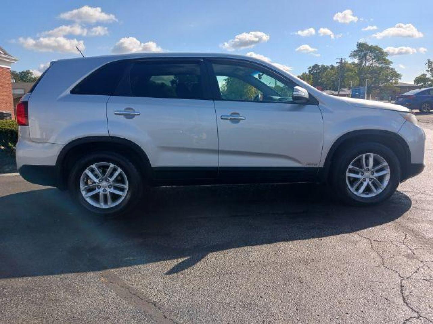 2015 Bright Silver Kia Sorento LX AWD (5XYKTCA66FG) with an 2.4L L4 DOHC 16V engine, 6-Speed Automatic transmission, located at 1230 East Main St, Xenia, OH, 45385, (937) 908-9800, 39.687321, -83.910294 - Photo#4